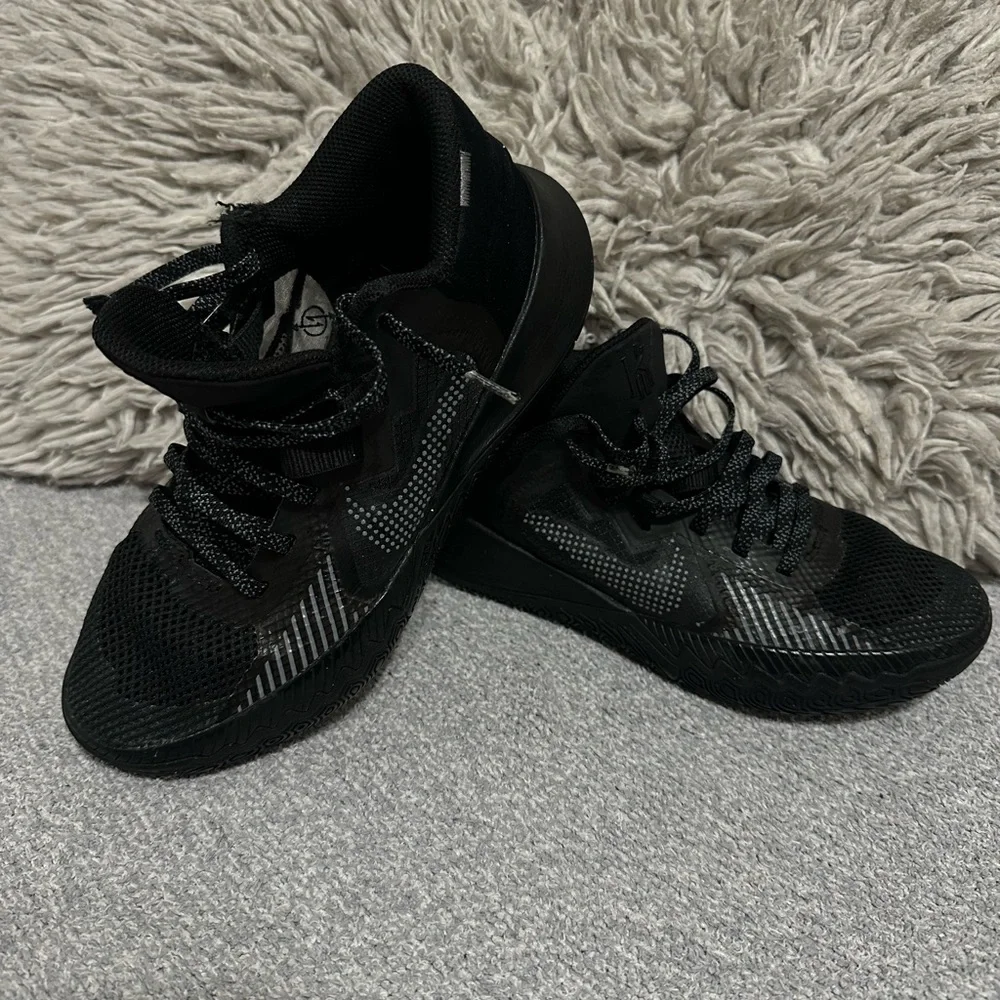 Nike Kyrie Black Basketball Shoes – Big kids 5.5 / Women’s 7
